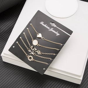 Set di cinque braccialetti dorati con ciondoli a cuore, Love, ancora e strass lucidi