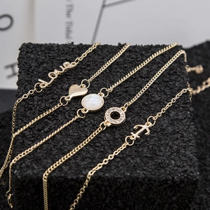 Set di cinque bracciali dorati con ciondoli Love, cuore e cerchi di cristallo