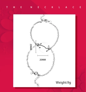 Détail des pendentifs cœurs entrelacés en argent avec des dimensions de 20 mm