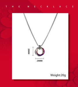 Gros plan du pendentif à trois anneaux imbriqués avec dimensions 28mm et poids 20g