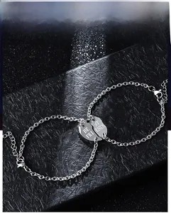 Vue macro détaillée de bracelets Best Friends en argent avec pendentif cœur gravé