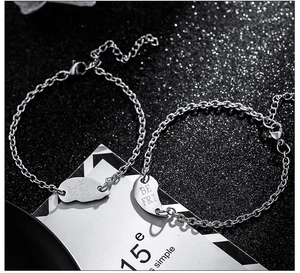 Détail de breloques cœur séparables gravées Best Friends sur bracelets en argent