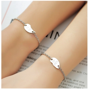 Détail des bracelets Best Friends avec breloque cœur séparable sur chaîne argentée