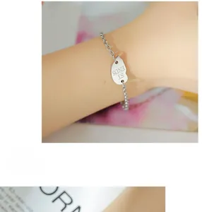Détail du bracelet chaîne argenté avec pendentif demi-cœur et gravure ST ENDS au poignet