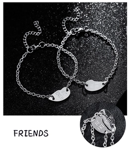 Détail de deux bracelets avec pendentif cœur argenté et gravure Best Friends sur fond noir