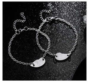 Gros plan détaillé des bracelets puzzle cœur Best Friends en métal argenté poli brillant