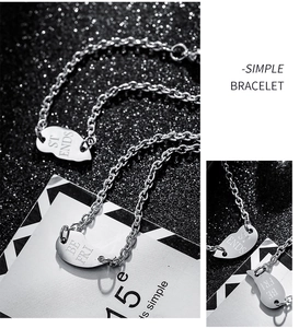 Détail de pendentifs en forme de cœur argenté avec gravure Best Friends sur bracelets