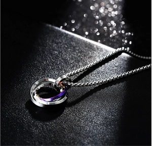 Vue rapprochée du pendentif triple anneau avec placage arc-en-ciel et zircon incrusté