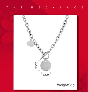 Vue détaillée du collier en acier argenté avec fermoir OT et pendentifs gravés