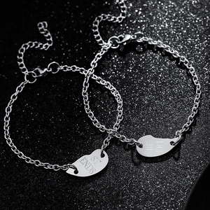 Bracelet couple avec pendentif cœur Best Friends en argent sur fond noir étoilé