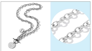 Détail du collier chaîne en acier inoxydable avec pendentifs ronds gravés et fermoir OT