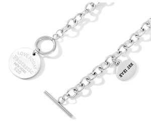 Vue macro du collier avec fermoir OT et pendentifs circulaires gravés en acier