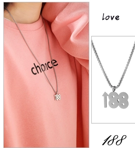 Gros plan du collier avec pendentif 188 en acier titane argenté et chaîne à mailles fines