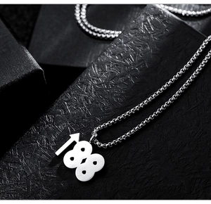 Macro d'un pendentif 188 en argent poli avec chaîne vénitienne sur support noir