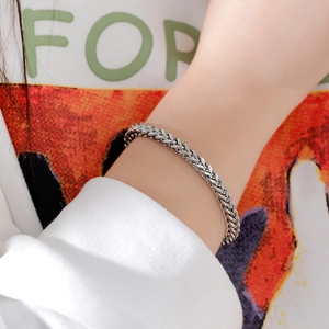 Mens minimalist silver wheat chain bracelet made of durable stainless steel in close-up view