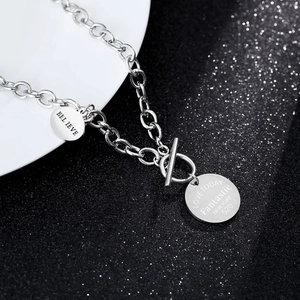 Collier Pendentif Rond en Acier Inoxydable Lettre Gravée Fermoir à Bascule Chaîne Epaisse Bijoux Hip Hop Punk Cadeau Femme Homme