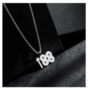 Gros plan détaillé du pendentif numéro 188 de style hip hop avec chaîne box en acier argenté