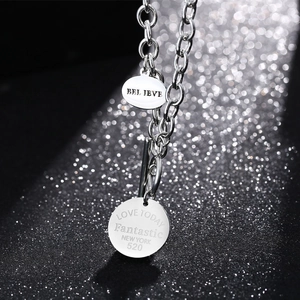 Collier en acier inoxydable poli à grosse chaîne avec pendentifs gravés et fermoir à bascule