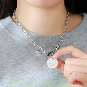 Collier en acier inoxydable à maillons épais avec pendentifs ronds et fermoir en T