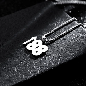 Collier en acier inoxydable argenté avec pendentif chiffre 188 sur une chaîne vénitienne