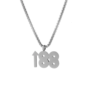 Collier en acier inoxydable poli avec pendentif chiffre 188 sur fond blanc pur