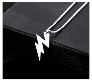 Makroaufnahme einer silbernen Blitzkette mit Metallkette auf einer schwarzen Box