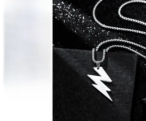 Makroaufnahme der Blitz-Halskette in Silber mit personalisierter Alice-Gravur