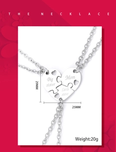 Vue détaillée du collier coeur puzzle en 3 pièces pour Maman et ses deux filles
