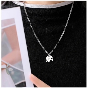 Vue détaillée du collier Mom en forme de puzzle argenté porté par un mannequin