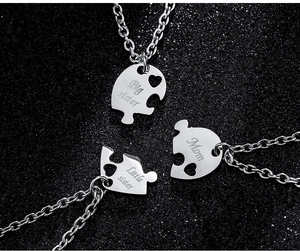 Macro de trois colliers puzzle en cœur avec gravures Big sister, Mom et Little sister