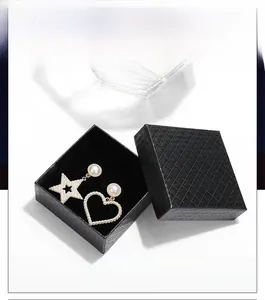 Orecchini asimmetrici a stella e cuore con perle e strass in scatola a trama di rombi