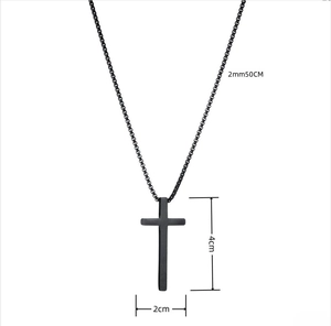 Vue macro d'un pendentif croix noir mat avec mesures sur une chaîne à maillons carrés
