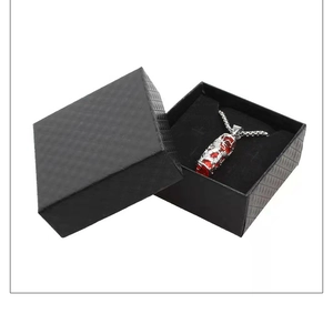 Collana con drago cinese e cristallo rosso in una scatola regalo nera con trama a diamante