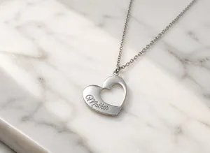 Détail du collier pendentif cœur en acier inoxydable avec gravure Mother gravée