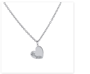 Détail du pendentif cœur avec gravure Daughter sur chaîne en acier inoxydable