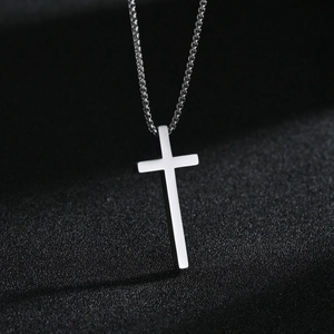 Pendentif croix en acier inoxydable argent poli avec chaîne vénitienne sur fond sombre