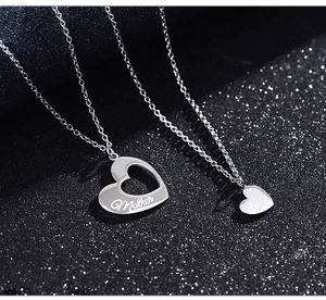 Détail du collier coeur en acier inoxydable S925 gravé pour mère et fille en gros plan