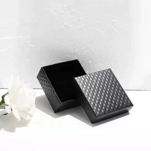 Elegante scatola regalo nera per gioielli con texture a rombi per anelli e collane