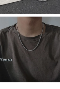Détail du collier chaîne d'os de dragon en acier titane argenté pour homme style hip hop