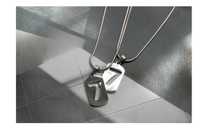 Detailansicht der Anhänger mit Ziffer Sieben Ausschnitt in Silber und Gunmetal-Grau