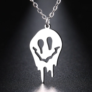 Gotische Halskette mit geschmolzenem Smiley-Anhänger in Silber aus Edelstahl mit O-Kette