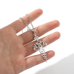 Collier minimaliste en acier inoxydable argenté avec pendentif lotus Unalome