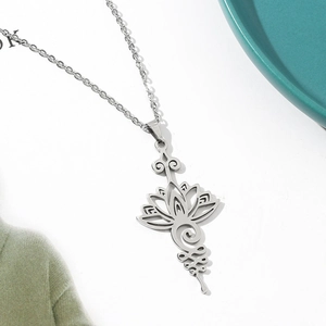 Détail du pendentif lotus en acier inoxydable argenté avec symbole Unalome sur la chaîne
