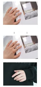 Vue détaillée de la bague en acier titane argenté avec design ajouré de lettres RICH