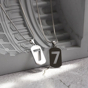 Minimalistische Edelstahl Halskette mit Nummer 7 Anhänger in Silber und Schwarz auf Stein