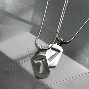 Minimalistische Halsketten mit Nummer-7-Anhänger aus Edelstahl in Silber und Schwarz
