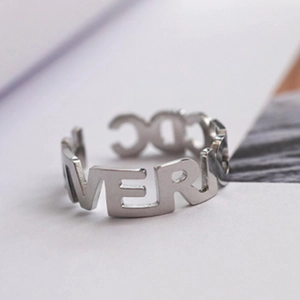 Bague Ouverte Minimaliste en Acier Titane avec Lettres Anglaises Creuses pour Femmes Bague en Acier Inoxydable Argentée Réglable Personnalisée