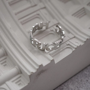 Bague ouverte en acier titane argenté poli avec lettres évidées pour femmes et filles