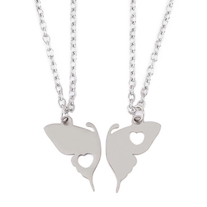 Détails de deux pendentifs papillon avec découpes en cœur pour collier d'amitié