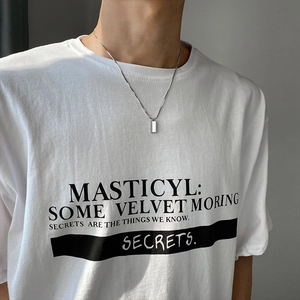 Gros plan du collier minimaliste en argent avec pendentif rectangulaire et chaîne serpent